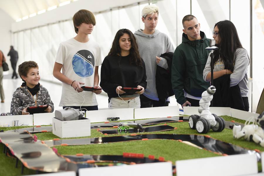 El Palacio de Congresos de la capital asturiana acoge una cita de ciencia ficción protagonizada por los asistentes robóticos del entorno social y doméstico.