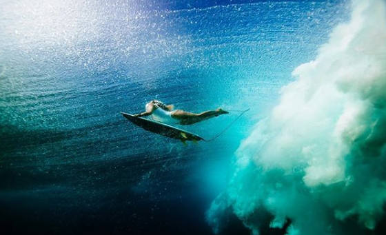 La surfista gijonesa regresó a Asturias el pasado jueves tras pasar un mes en las islas estadounidenses del Pacífico. Hawai fue su último viaje del año, un destino enfocado a desconectar y surfear por libre, una vez bajado el telón de la temporada el mes pasado en Chile.