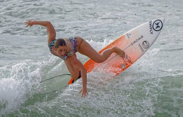 La surfista gijonesa regresó a Asturias el pasado jueves tras pasar un mes en las islas estadounidenses del Pacífico. Hawai fue su último viaje del año, un destino enfocado a desconectar y surfear por libre, una vez bajado el telón de la temporada el mes pasado en Chile.