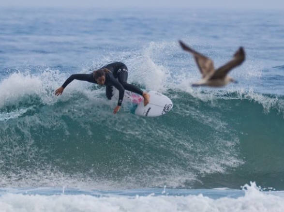 La surfista gijonesa regresó a Asturias el pasado jueves tras pasar un mes en las islas estadounidenses del Pacífico. Hawai fue su último viaje del año, un destino enfocado a desconectar y surfear por libre, una vez bajado el telón de la temporada el mes pasado en Chile.