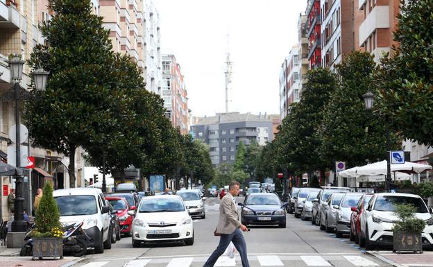 Calle Valentín Masip de Oviedo, donde se sitúa el inmueble al que accedió el ladrón.