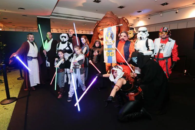 El Centro Comercial Los Fresnos, en Gijón, acoge una exposición hasta el 13 de enero en la que los visitantes podrán adentrarse en el apasionante mundo de Star Wars.