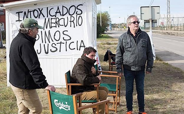 Los intoxicados, durante su acampañada ante la factoría. 