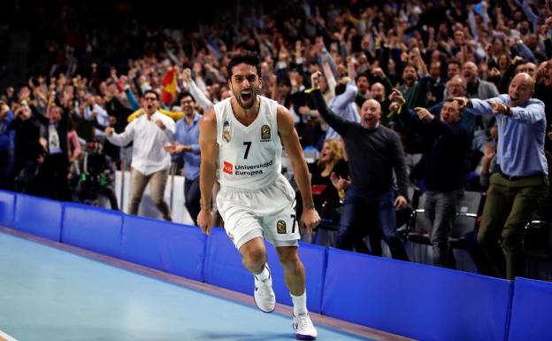 Facundo Campazzo celebra efusivamente un triple desde su propio campo.