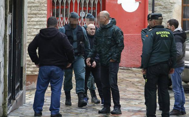 Ledo, en el centro de la imagen, entre agentes de la Guardia Civil, en Navia