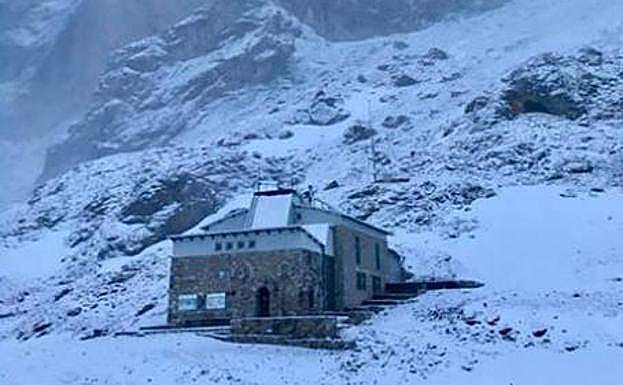 Nieve en el refugio del Urriellu.