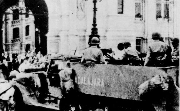 Foto de archivo de la Tanqueta Guadalajara llegando a la alcaldía de París durante la II Guerra Mundial.