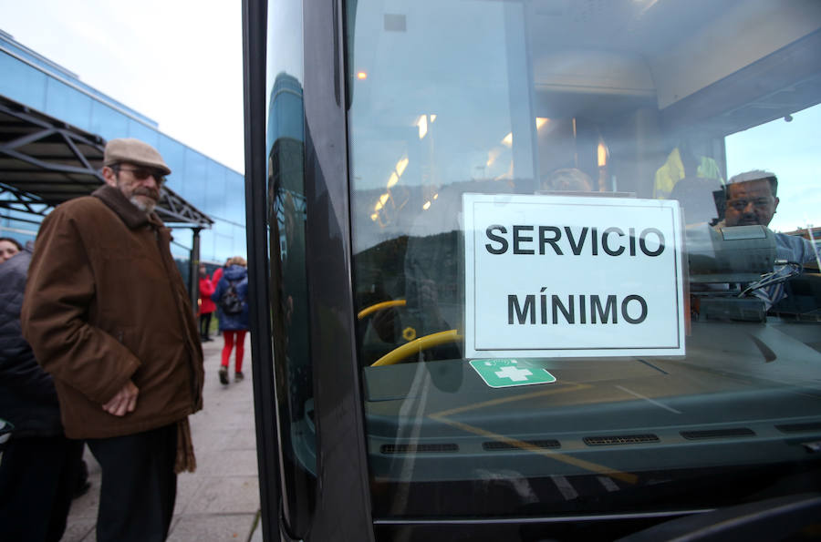 Una veintena de autobuses cubren los servicios mínimos en la segunda jornada de TUA que ha arrancado este jueves con normalidad en Oviedo.