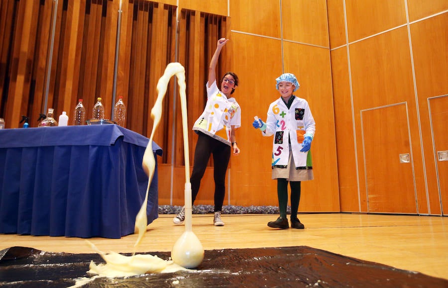 El Auditorio Príncipe Felipe de Oviedo acogió esta mañana 'Descubriendo el mundo de la Ciencia y la Tecnología', un evento al que acudieron escolares de 5º y 6º de Primaria del municipio y que tiene como objetivo acercar la ciencia al público más joven, de una forma divertida y atractiva.