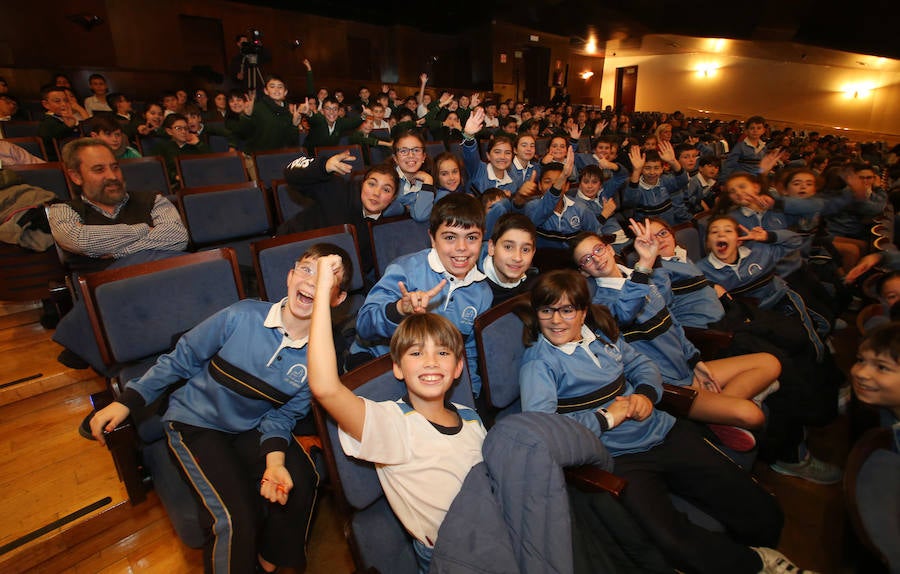 El Auditorio Príncipe Felipe de Oviedo acogió esta mañana 'Descubriendo el mundo de la Ciencia y la Tecnología', un evento al que acudieron escolares de 5º y 6º de Primaria del municipio y que tiene como objetivo acercar la ciencia al público más joven, de una forma divertida y atractiva.