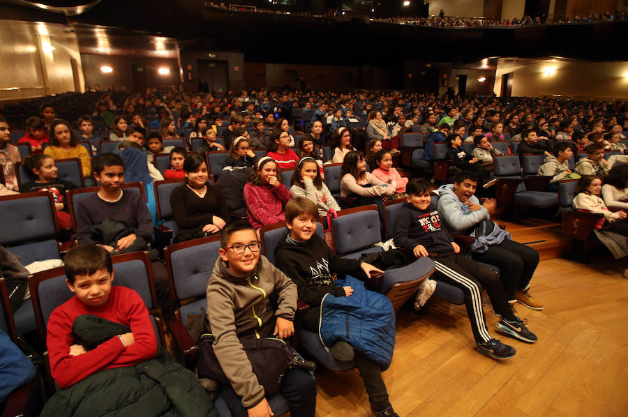 El Auditorio Príncipe Felipe de Oviedo acogió esta mañana 'Descubriendo el mundo de la Ciencia y la Tecnología', un evento al que acudieron escolares de 5º y 6º de Primaria del municipio y que tiene como objetivo acercar la ciencia al público más joven, de una forma divertida y atractiva.