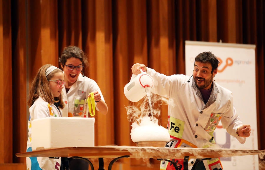 El Auditorio Príncipe Felipe de Oviedo acogió esta mañana 'Descubriendo el mundo de la Ciencia y la Tecnología', un evento al que acudieron escolares de 5º y 6º de Primaria del municipio y que tiene como objetivo acercar la ciencia al público más joven, de una forma divertida y atractiva.