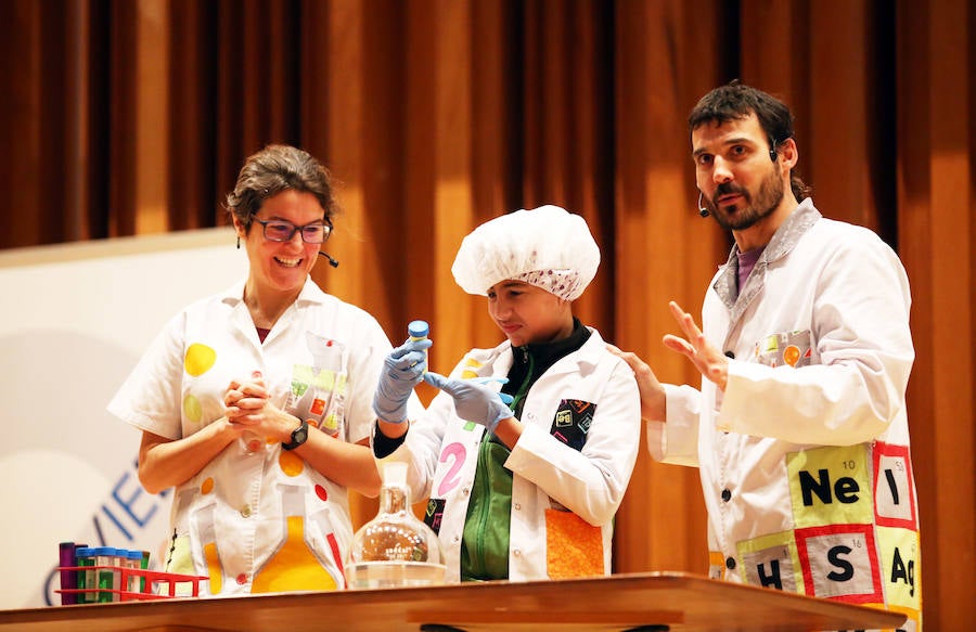 El Auditorio Príncipe Felipe de Oviedo acogió esta mañana 'Descubriendo el mundo de la Ciencia y la Tecnología', un evento al que acudieron escolares de 5º y 6º de Primaria del municipio y que tiene como objetivo acercar la ciencia al público más joven, de una forma divertida y atractiva.