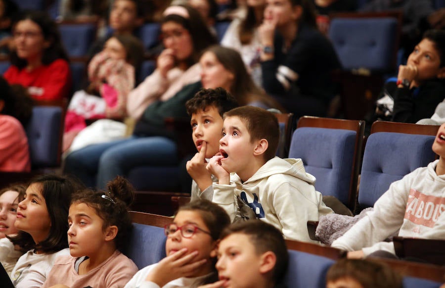 El Auditorio Príncipe Felipe de Oviedo acogió esta mañana 'Descubriendo el mundo de la Ciencia y la Tecnología', un evento al que acudieron escolares de 5º y 6º de Primaria del municipio y que tiene como objetivo acercar la ciencia al público más joven, de una forma divertida y atractiva.