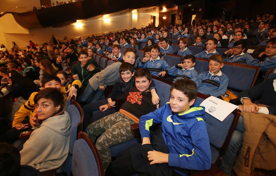 El Auditorio Príncipe Felipe de Oviedo acogió esta mañana 'Descubriendo el mundo de la Ciencia y la Tecnología', un evento al que acudieron escolares de 5º y 6º de Primaria del municipio y que tiene como objetivo acercar la ciencia al público más joven, de una forma divertida y atractiva.