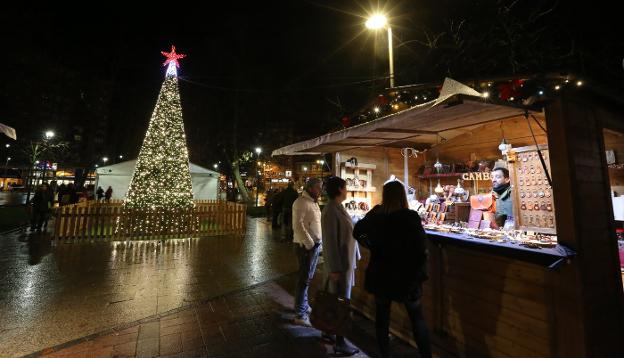 El mercadillo de Navidad y el abeto iluminado volverán el domingo a Las Meanas. 