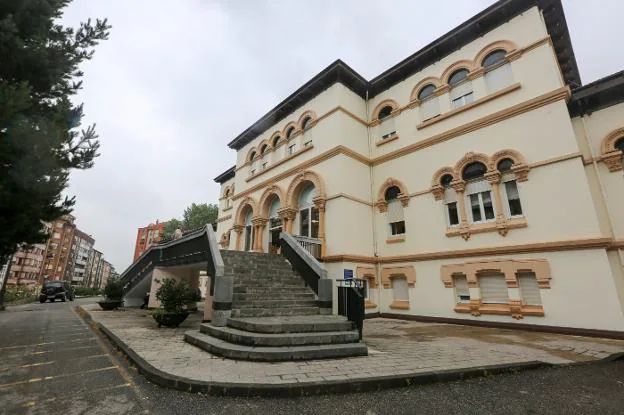 Fundación Hospital de Avilés. Se permite la ampliación del inmueble teniendo en cuenta el proyecto original, que contemplaba la extensión de las alas. 