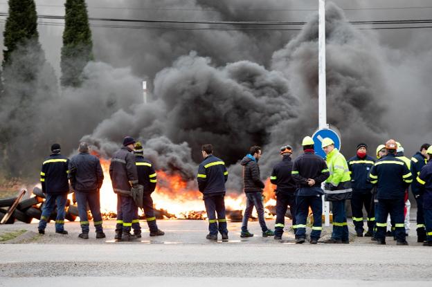 Los trabajadores de Alcoa en Avilés volvieron a movilizarse ayer y a quemar neumáticos frente a la fábrica. 