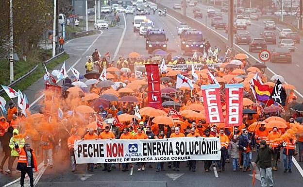 Protesta de la plantilla de Alcoa en A Coruña, e ste viernes. 