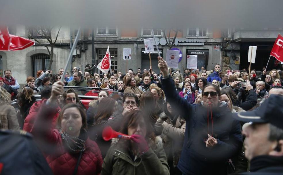 Cientos de trabajadores de los supermercados, en la concentración en Oviedo