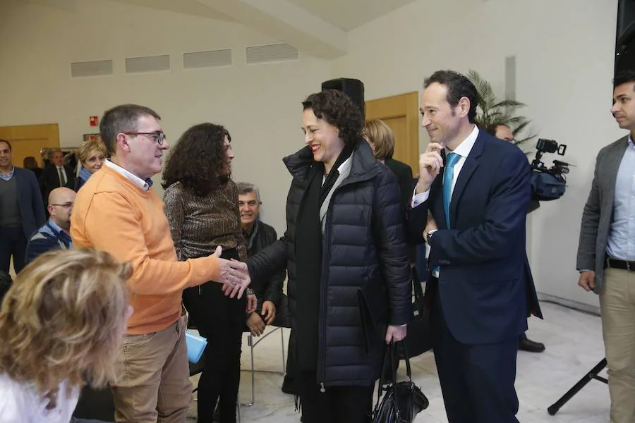 Magdalena Valerio, junto al consejero de Presidencia, Guillermo Martínez, asistió en Oviedo al acto, en la Sala de Cristal del Palacio de Exposiciones y Congresos