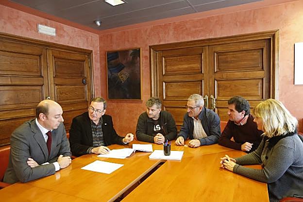 Tres de los trabajadores intoxicados asistieron al acto de firma del convenio 