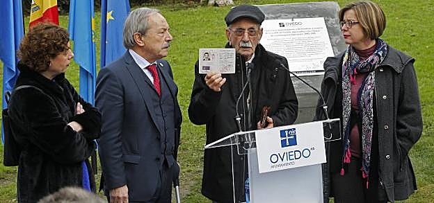 Vicente García, junto a Ana Taboada, Wenceslao López y Cristina Pontón, y tras inaugurar el monolito en recuerdo de los ovetenses muertos en los campos de concentración nazis, en los jardines del palacete de Villa Magdalena. 