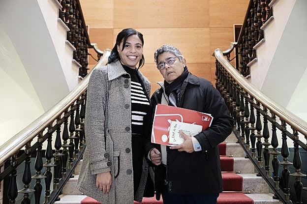 Yahima Martínez, izquierda, junto a Babi Marín Prada, de la asociación Cuba 100x100, en el Ayuntamiento. 