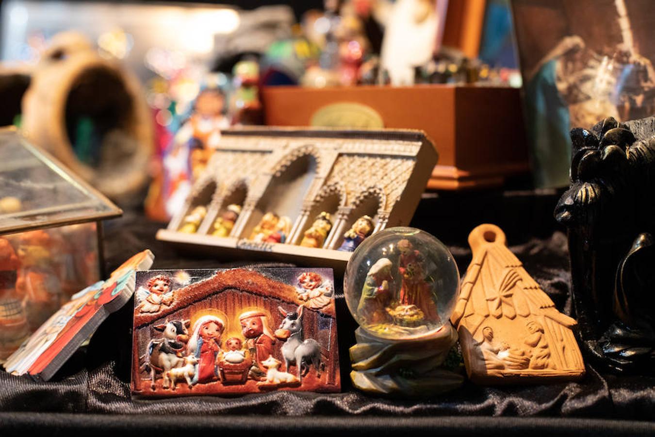 La tradicional exposición de Navidad muestra composiciones originales que abarcan desde Nacimientos clásicos, asturianos, hechos con playmobil y hasta con figuras de gomaeva