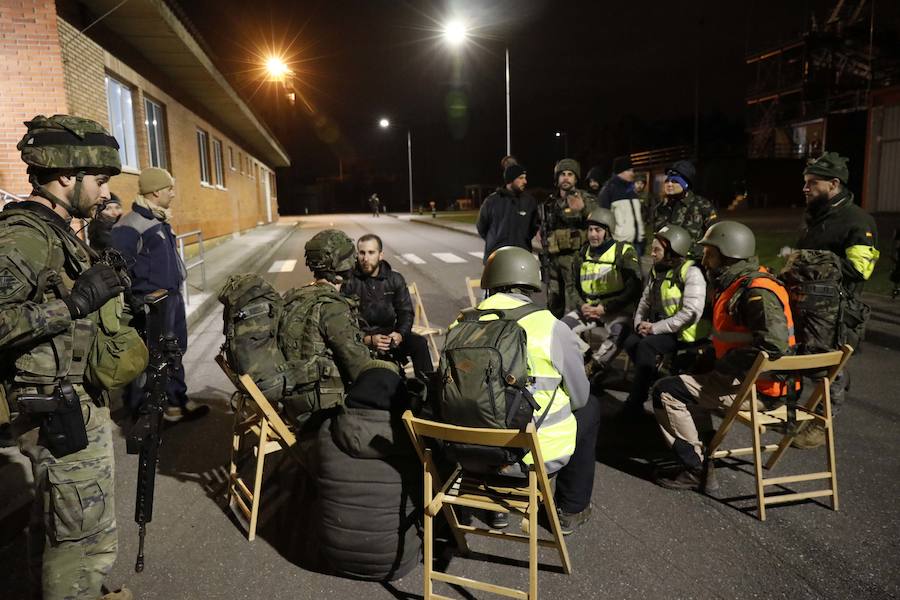 El Centro de Seguridad Marítima se convierte por una noche en un espacio industrial en un ficticio lugar ocupado por insurgentes. EL COMERCIO comparte con miembros del batallón Toledo de Cabo Noval un simulacro de entrenamiento militar nocturno