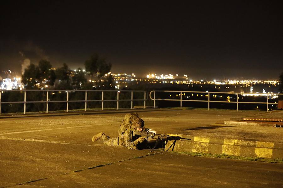 El Centro de Seguridad Marítima se convierte por una noche en un espacio industrial en un ficticio lugar ocupado por insurgentes. EL COMERCIO comparte con miembros del batallón Toledo de Cabo Noval un simulacro de entrenamiento militar nocturno