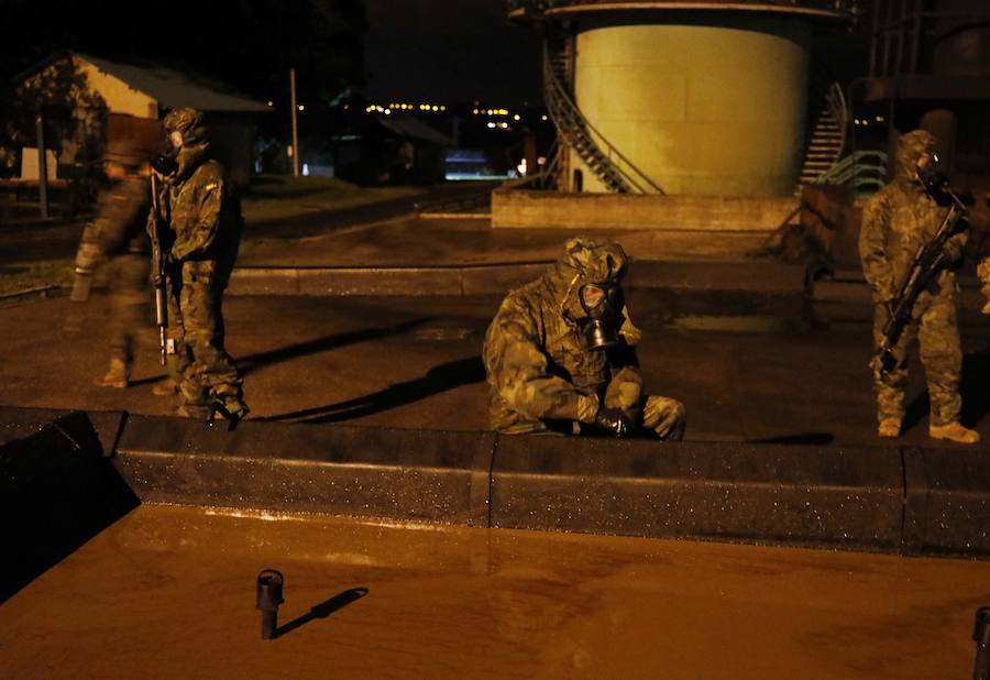 El Centro de Seguridad Marítima se convierte por una noche en un espacio industrial en un ficticio lugar ocupado por insurgentes. EL COMERCIO comparte con miembros del batallón Toledo de Cabo Noval un simulacro de entrenamiento militar nocturno