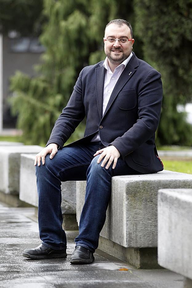 Adrián Barbón, sentado en un banco de la Plaza de España, en Oviedo. 