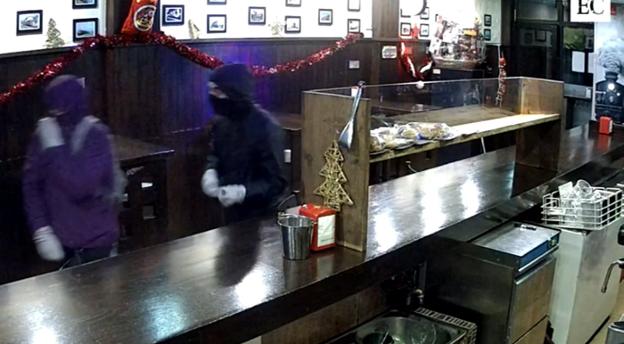 Los dos individuos encapuchados y con guantes que asaltaron a punta de navaja la cafetería Imperial la madrugada del viernes. 