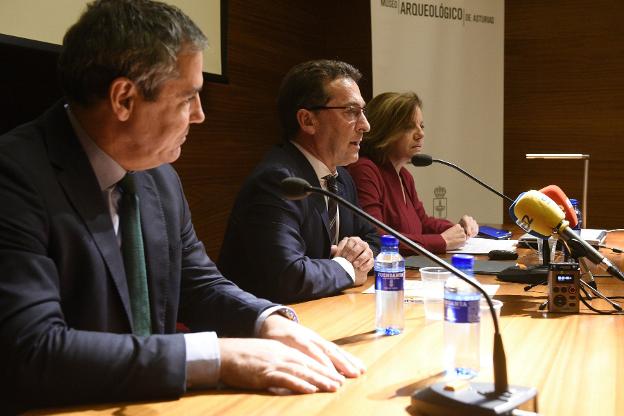 Genaro Alonso y Otilia Requejo, directora general de Patrimonio Cultural. 