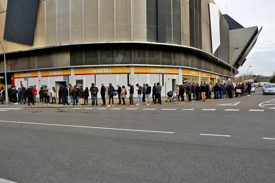 Decenas de aficionados del Sporting acudieron esta tarde a las taquillas de El Molinón para hacer con una de las 400 entradas puestas a la venta para los abonados.