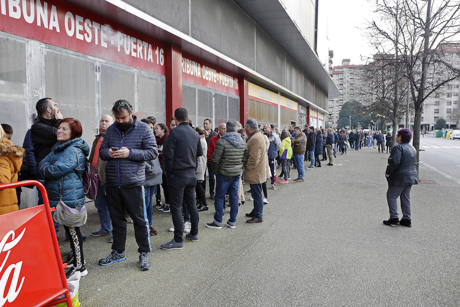 Decenas de aficionados del Sporting acudieron esta tarde a las taquillas de El Molinón para hacer con una de las 400 entradas puestas a la venta para los abonados.