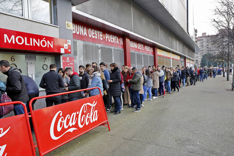 Decenas de aficionados del Sporting acudieron esta tarde a las taquillas de El Molinón para hacer con una de las 400 entradas puestas a la venta para los abonados.