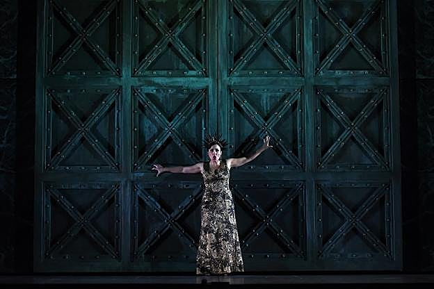 Carmela Remigio, con la corona de emperatriz. 