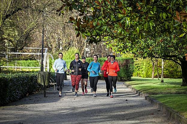 Lorena Fanjul, Carmen Fernández, Mónica Louzao, María Valdés, Leticia Fernández y Carmen Guevea, ayer, corriendo en el parque de Isabel La Católica. 