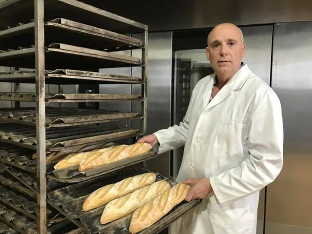Rubén Vega, gerente de la panadería La Mariñana, saca varias barras. 