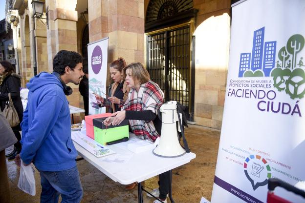 Ana Taboada, en la mesa de votación instalada en la plaza de la Constitución. 