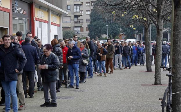 Los aficionados esperan ante las taquillas de El Molinón para conseguir entradas para el partido del sábado en Anxo Carro.