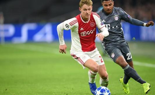 De Jong conduce la pelota ante Gnabry -