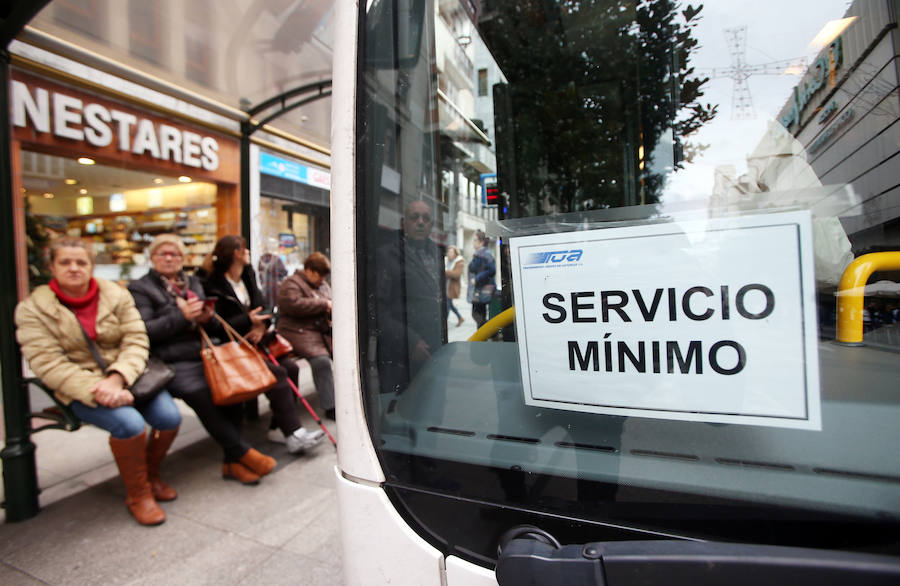 La tercera jornada de huelga en TUA, empresa concesionaria del servicio urbano de autobús de Oviedo, se desarrolla sin incidencias y con el cumplimiento de los servicios mínimos
