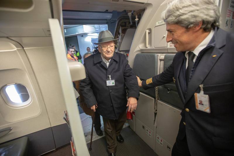 El hombre, gracias a la colaboración del aeropuerto de Asturias y de Iberia, se sentó en la cabina de un Airbús-319, en el asiento del comandante