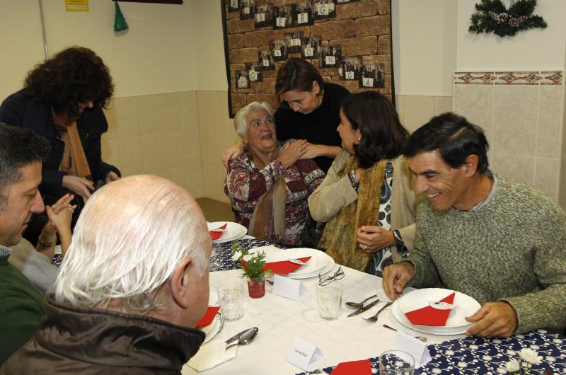 La alcaldesa y concejales de todos los grupos políticos compartieron mesa con usuarios, trabajadores y volutnarios de la institución