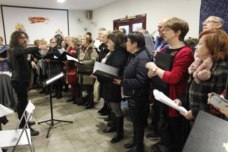 La alcaldesa y concejales de todos los grupos políticos compartieron mesa con usuarios, trabajadores y volutnarios de la institución