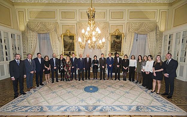 Los galardonados con el Giner de los Ríos junto a Alejandro Tiana (en el centro), secretario de Estado; Francisco González, presidente de la Fundación BBVA; Isabel Celaá, ministra de Educación; y Rafael Pardo, director de la Fundación BBVA. 