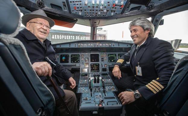 José Álvarez, feliz, con el comandante del vuelo procedente de Madrid.